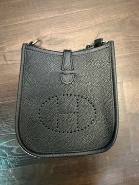 Crossbody/Shoulder bag with H design - Black
